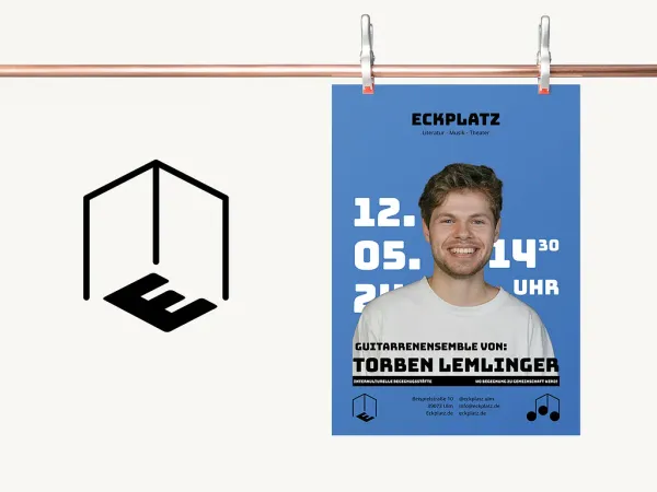 Eckplatz – Logo neben Event-Poster in Blau
